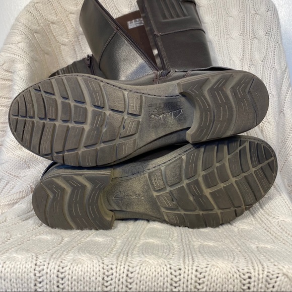 CLARKS Brown Synt Tall Leather Riding Boots stretch WIDE CALF easy-on/off 2090 - Picture 6 of 8